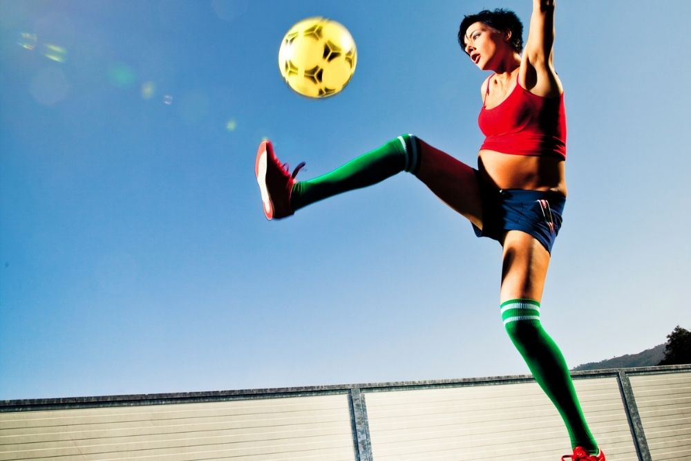 Playing soccer while pregnant must be safe. Don't exercise too hard and continuously.