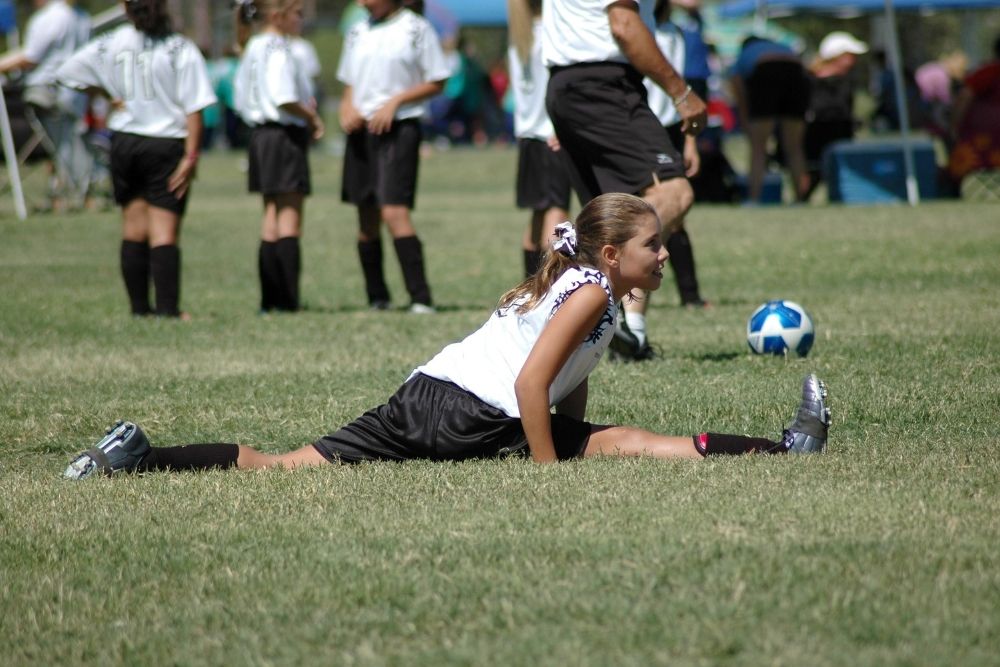 A woman player stretches the muscle