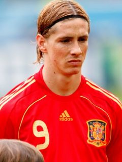 Fernando Torres use headband to keep his hair