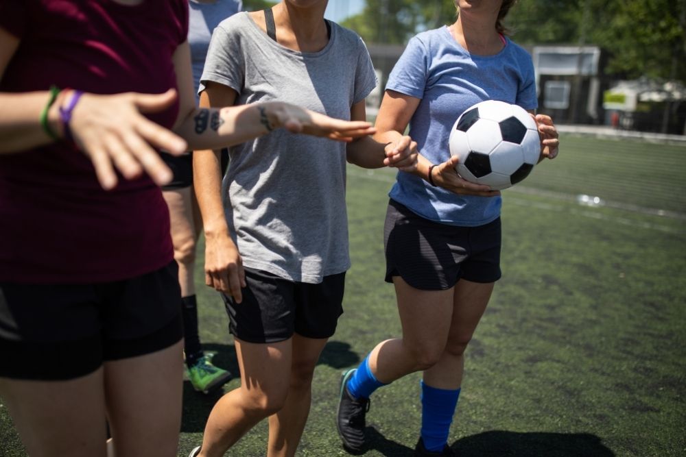 Soccer player comunicate with her teammates