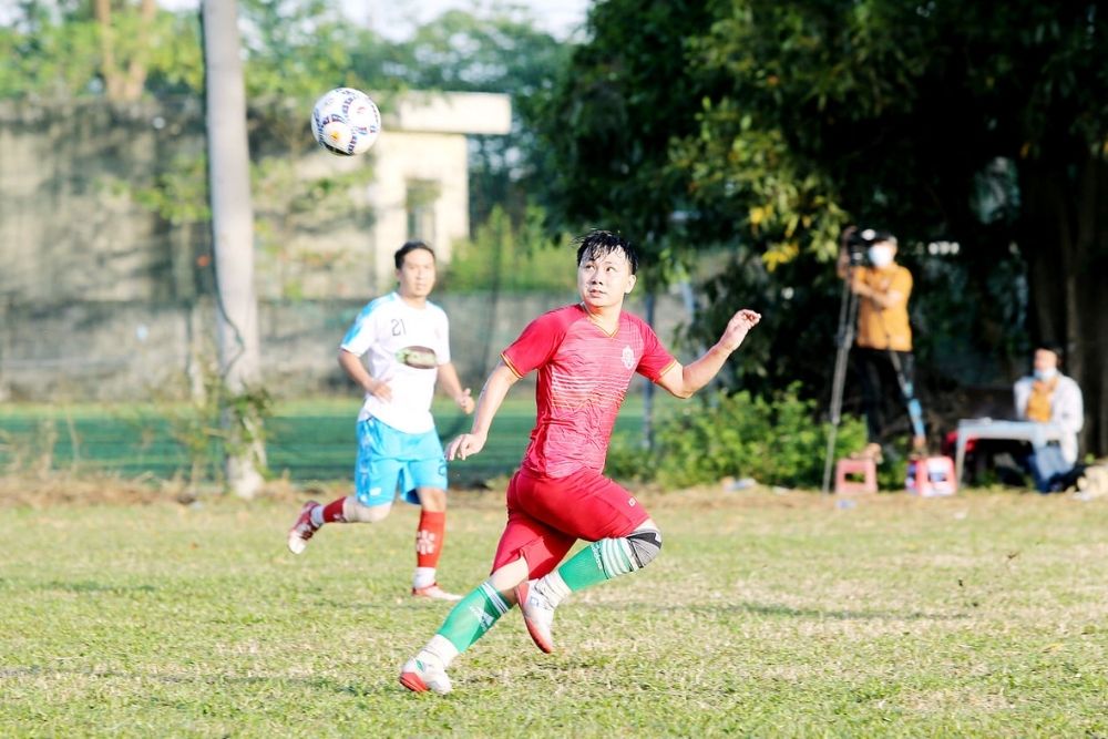Soccer player use his hand call for the ball