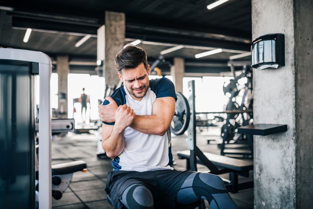 man gets injury in the shoulder at gym