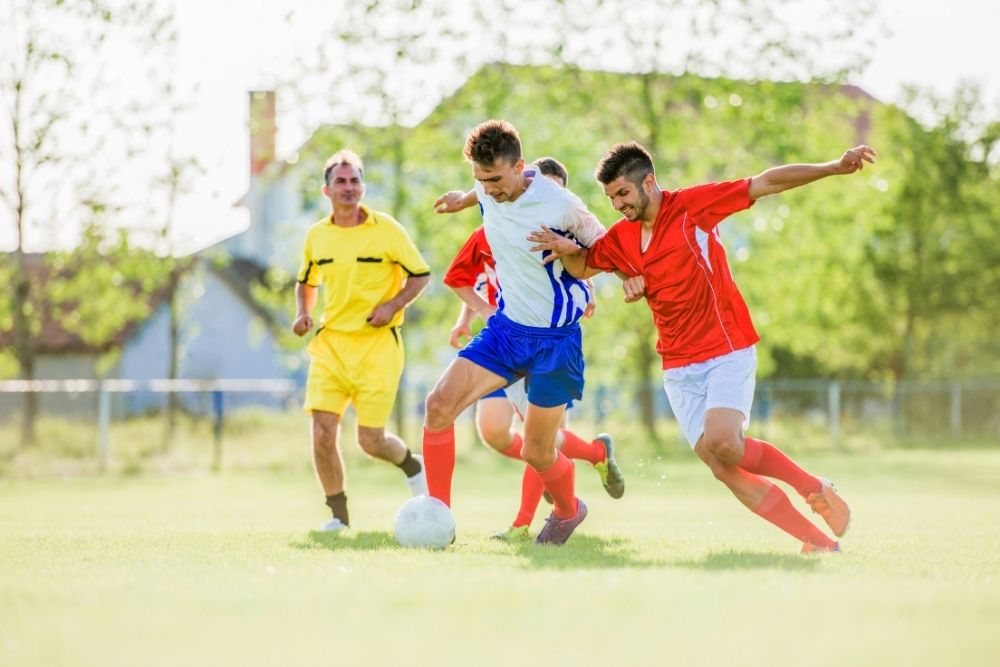 soccer players play very determinedly in a match