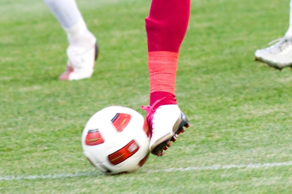 Soccer player use the toe to dribbling the ball