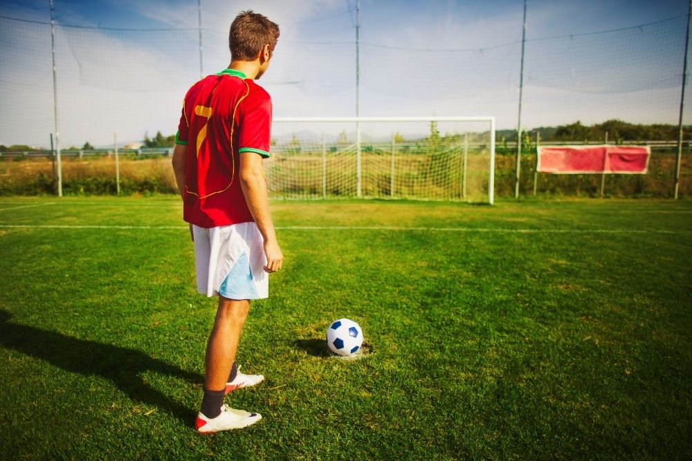 soccer player adjusts the shoulder to target the ball direction