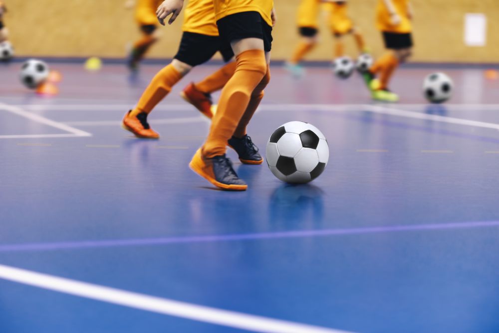 Soccer players are pyaing indoor soccer