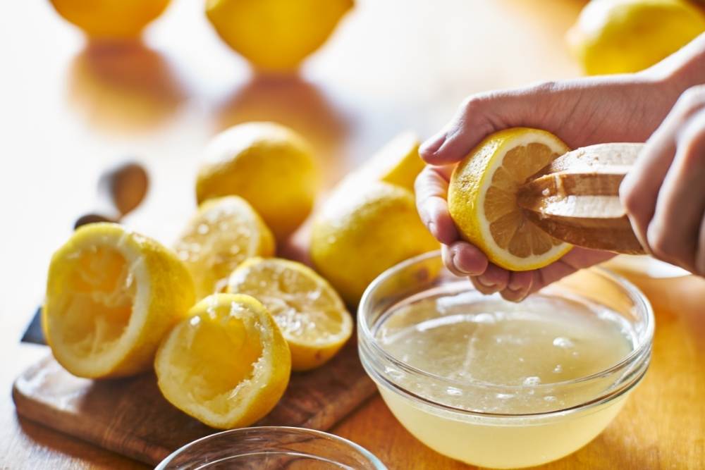 squeeze the lemon to have lemon juice