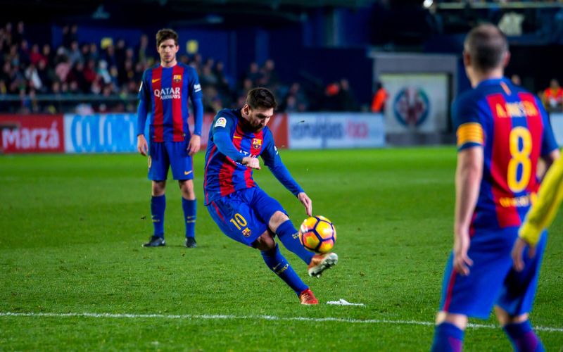 Messi doing the free kick 