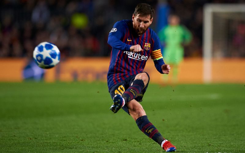 Messi doing the free kick