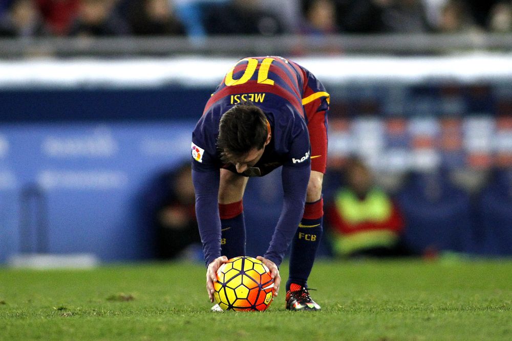 Messi prepare to do a free kick